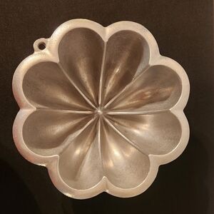 Vintage Wilton Armetale Flower Heavy Cast Aluminum Bundt Cake Form Pan Bowl Mold